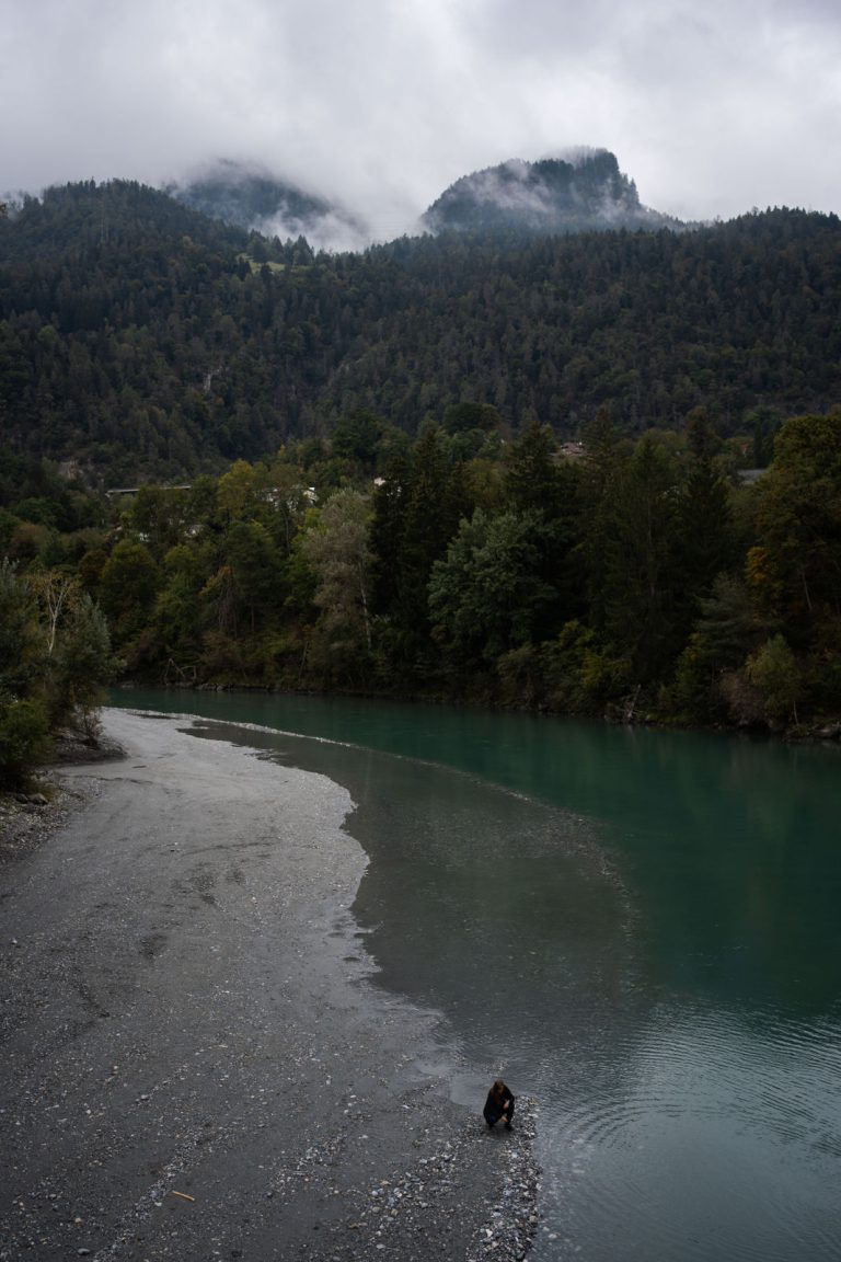 Moodbild: Manuela Gees, Therapeutin bei FASZIMA in Chur, in ihrem Element: Natur.