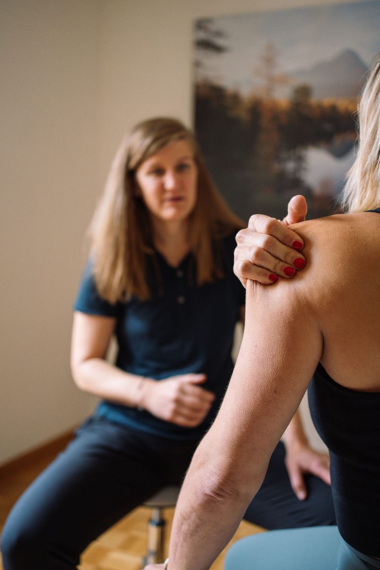 Individuelle FDM-Therapie in Chur: Kundin beschreibt ihre Schmerzen – Basis für eine präzise FASZIMA-Behandlung.