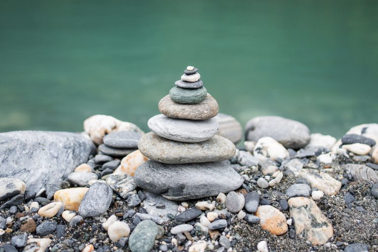 Steinmännchen von FASZIMA in Chur - Symbol für die harmonische Balance von Körper, Geist und Seele in der Therapie.