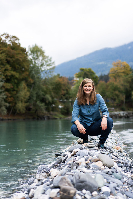 Porträt von Manuela Gees, Therapeutin bei FASZIMA in Chur, spezialisiert auf Faszientherapie, Matrix-Rhythmus-Therapie, Narbenbehandlungen, Fussreflexzonetherapie und ganzheitliche Schmerzbehandlung.