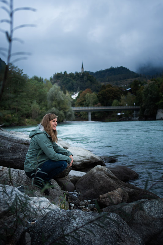 Bild von Manuela Gees, Therapeutin bei FASZIMA in Chur, spezialisiert auf Faszientherapie, Matrix-Rhythmus-Therapie, Narbenbehandlungen, Fussreflexzonetherapie und ganzheitliche Schmerzbehandlung.